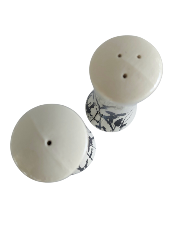 Salt and pepper shakers - Image 5